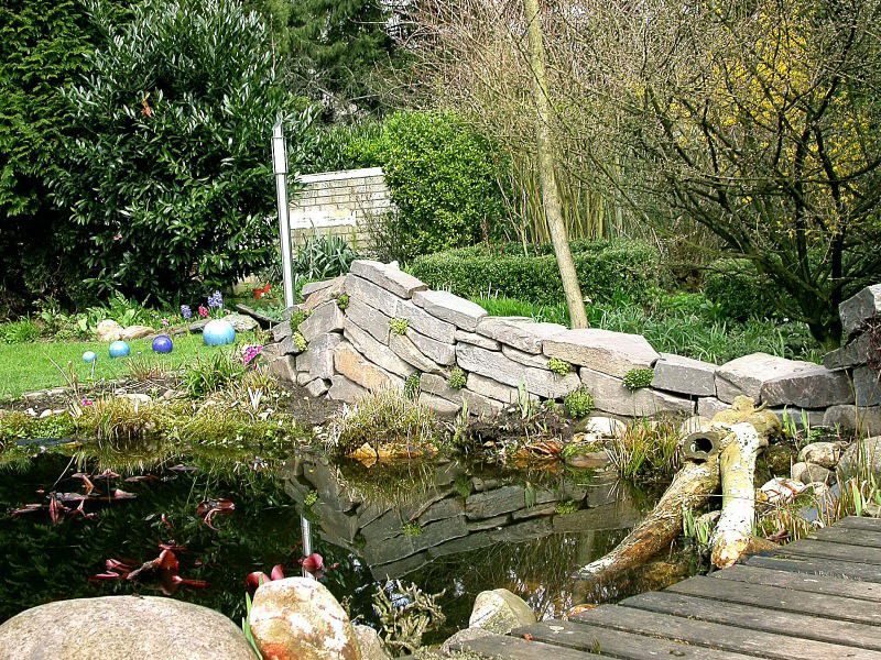 TROCKENMAUER hinterm Teich