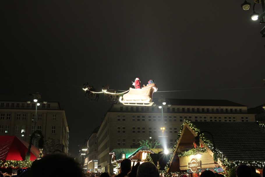 Nikolaus fliegt über Weihnachtsmarkt