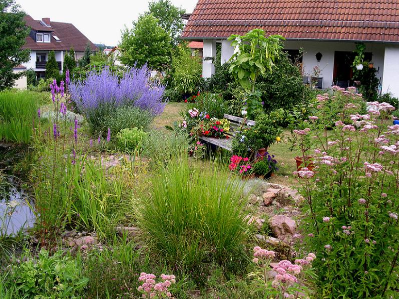 Sitzplatz am Teich in unserem Garten