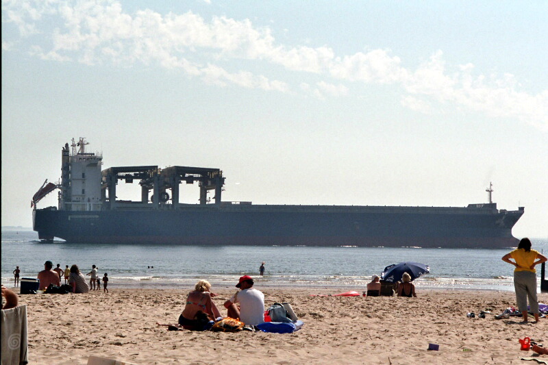 Schiff am Strand in Vlissingen