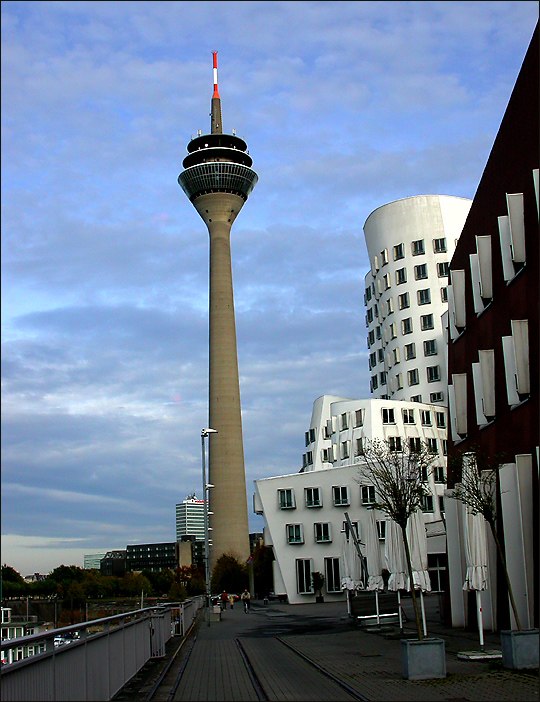 DER RHEINTURM,