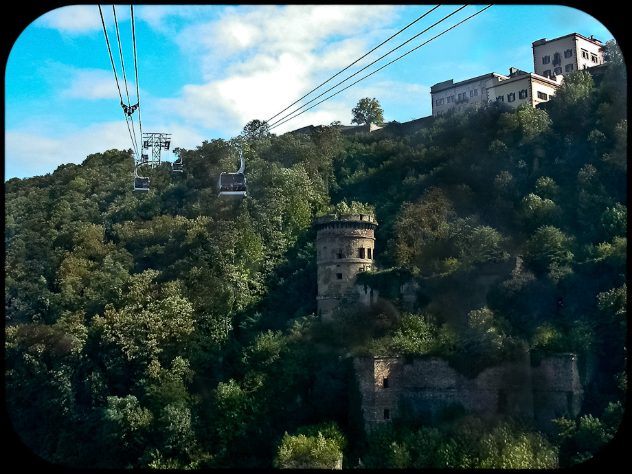 FAHRT MIT DER SEILBAHN