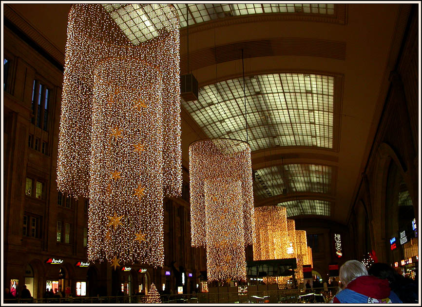 WEIHNACHTLICHER BAHNHOF